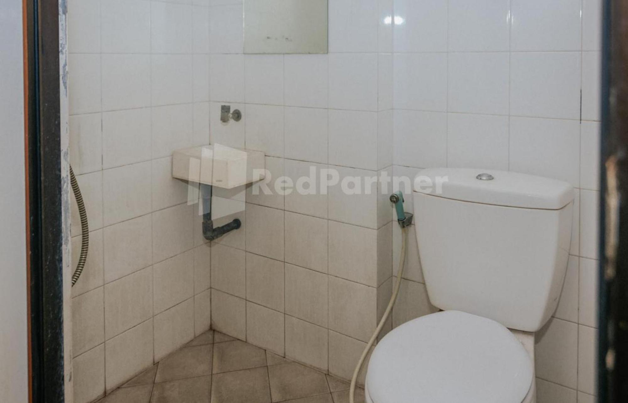 Готель De Lugano Scbd Syariah Mitra Reddoorz Джакарта Екстер'єр фото